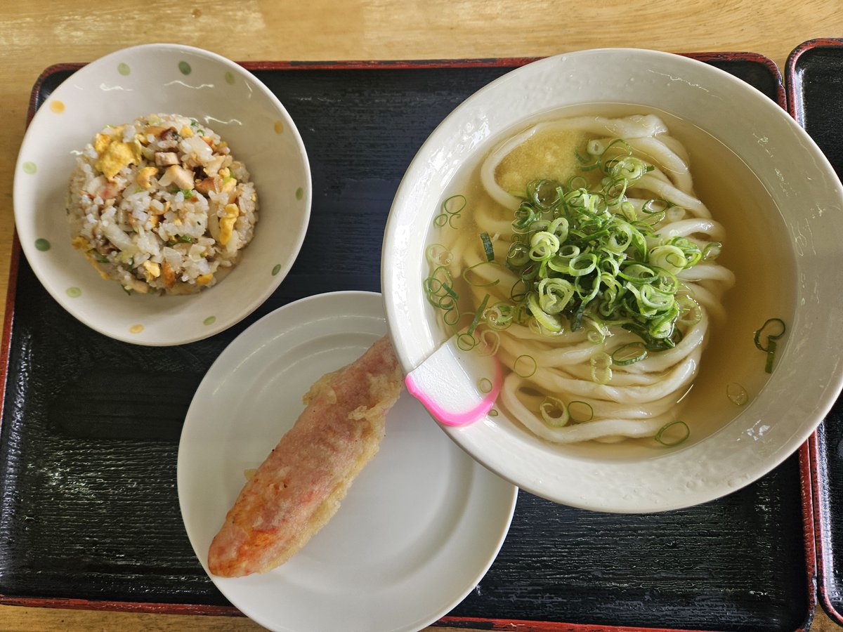 mugu215's tweet photo. 東かがわ市　セルフうどん 元匠 東かがわ湊店
かけうどん麺そ小🍜
とり天🐔
冷かけうどん小🍜(友達)
炒飯✨️
カニカマ天🦀
#セルフうどん元匠東かがわ湊店
#ヤグタウン
#讃岐うどん https://t.co/HG9m6K5Ytu