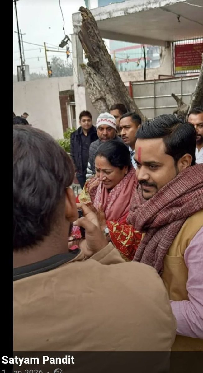 Saurabh_MLAgk's tweet photo. This man named “Satyam Pandit” assaulted innocent GenZ kids who came to protest at Jantar Mantar, which is clearly jurisdiction of @DelhiPolice 

Will his visible closeness to CM @gupta_rekha desist @CPDelhi from lodging immediate FIR ?

Let’s see. https://t.co/WwZzbgV45k