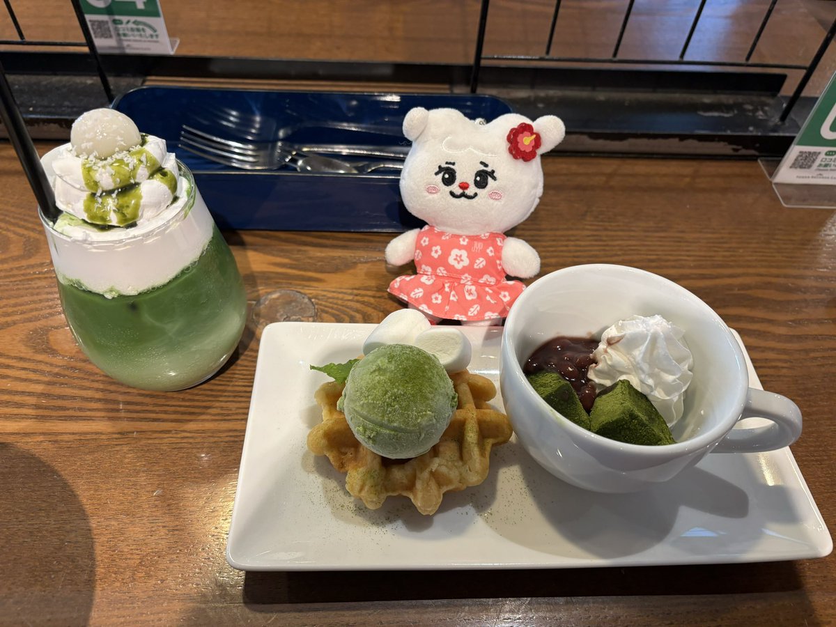 withu_ron's tweet photo. 載せ忘れてたタワレコカフェ🥲
Chopstickでいただきます♡を、リマペン&amp;Chopstickペンとしてちゃんと食べてきました🥢🍜
抹茶づくしも最高においしかった〜
歴代のMVが流れてて、NiziUとの思い出に浸れたのもよかった😌 https://t.co/hHaWBF1w3X