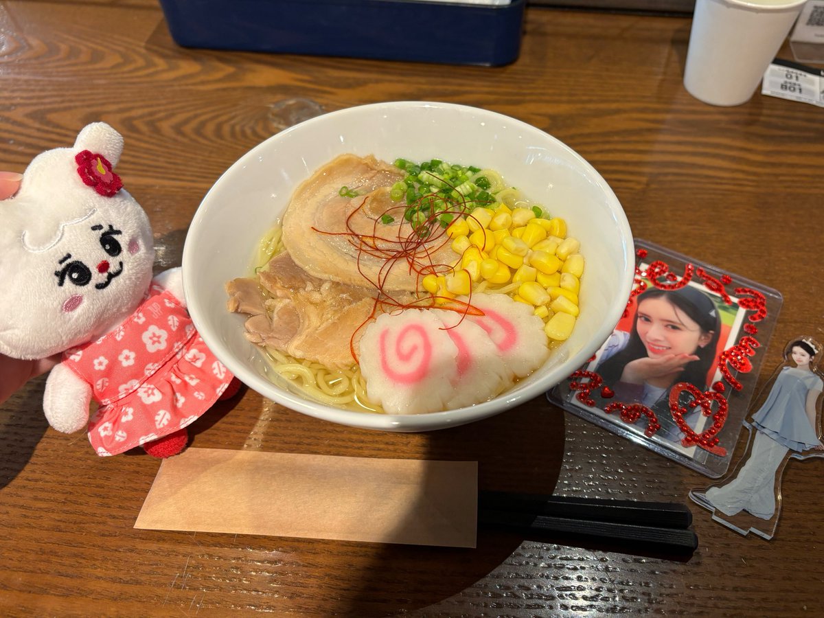 withu_ron's tweet photo. 載せ忘れてたタワレコカフェ🥲
Chopstickでいただきます♡を、リマペン&amp;Chopstickペンとしてちゃんと食べてきました🥢🍜
抹茶づくしも最高においしかった〜
歴代のMVが流れてて、NiziUとの思い出に浸れたのもよかった😌 https://t.co/hHaWBF1w3X