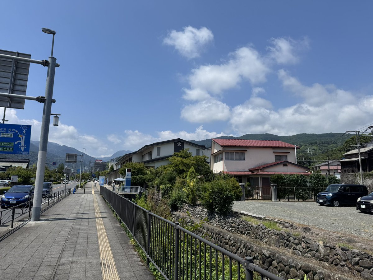 akekeZX10R's tweet photo. 今日は箱根で朝駆け。

いつもはセパレートの革ツナギで行くのですが、この暑さなので夏ジャケットに膝パットで出発。

快適❤️

天気も良く、涼しくて快適な箱根でした。2時から雨予報なので早々に離脱。鈴廣でかまぼこ買って帰宅しました。

雨はギリセーフ☔ https://t.co/R7NbADhKA8