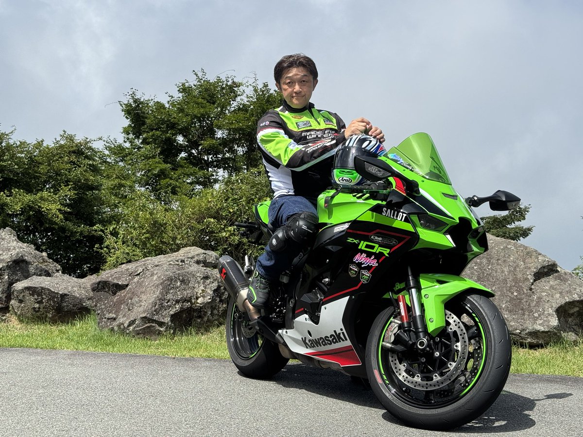 akekeZX10R's tweet photo. 今日は箱根で朝駆け。

いつもはセパレートの革ツナギで行くのですが、この暑さなので夏ジャケットに膝パットで出発。

快適❤️

天気も良く、涼しくて快適な箱根でした。2時から雨予報なので早々に離脱。鈴廣でかまぼこ買って帰宅しました。

雨はギリセーフ☔ https://t.co/R7NbADhKA8