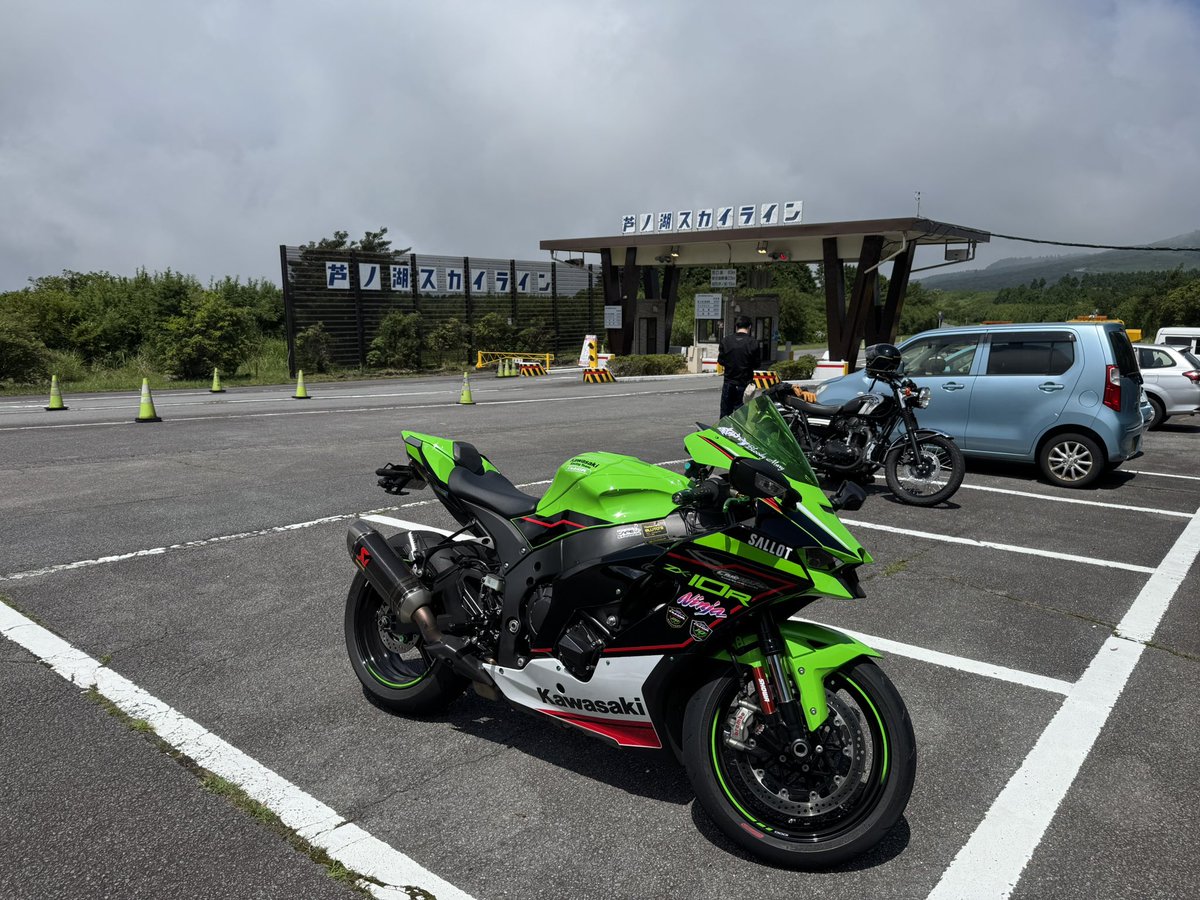 akekeZX10R's tweet photo. 今日は箱根で朝駆け。

いつもはセパレートの革ツナギで行くのですが、この暑さなので夏ジャケットに膝パットで出発。

快適❤️

天気も良く、涼しくて快適な箱根でした。2時から雨予報なので早々に離脱。鈴廣でかまぼこ買って帰宅しました。

雨はギリセーフ☔ https://t.co/R7NbADhKA8