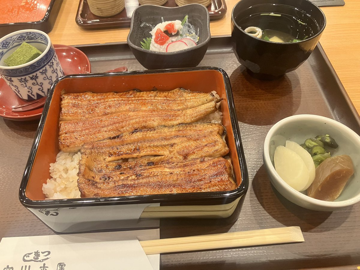 fla_spa's tweet photo. イリスロッソ複勝のおかげで豪勢に
お昼はうなぎ〜😆 https://t.co/f18fEW4hse