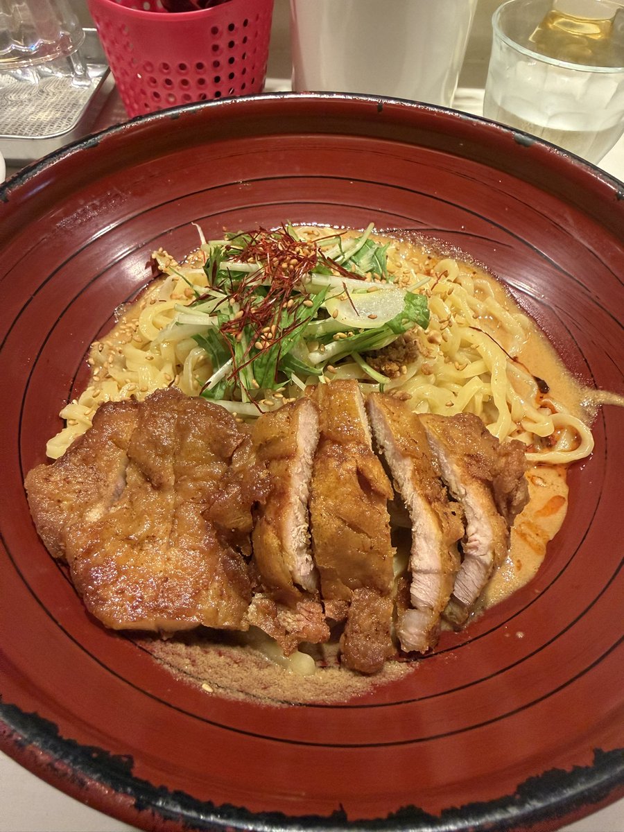 ogran75's tweet photo. 東京タワー内で昼食。
美味しかったけれど、汁が飛びすぎて服に飛び散る。
帰ってから即洗濯。 https://t.co/7egTOwAZ6b