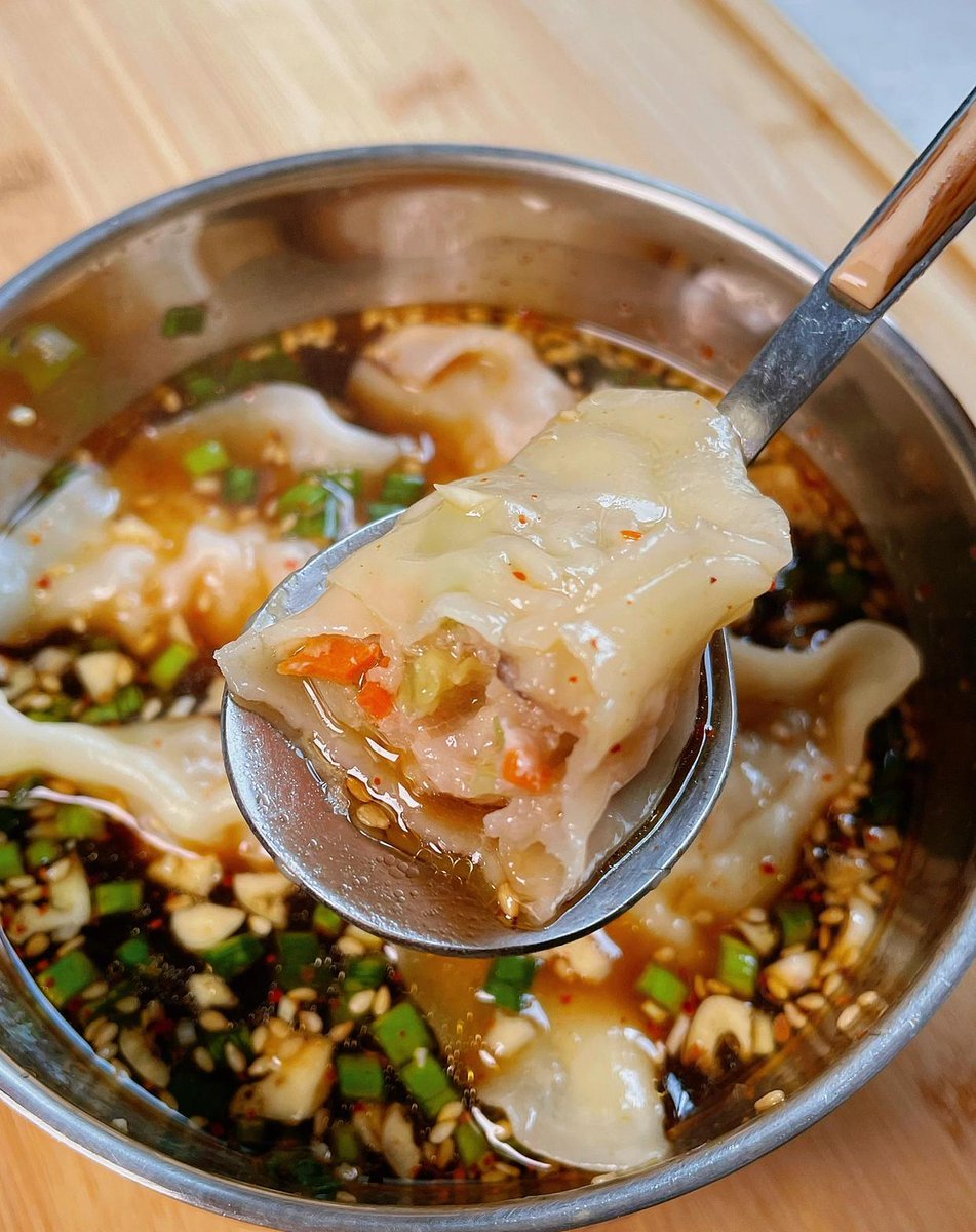 JanBrt4's tweet photo. Just had the most comforting late-night bite at the hole-in-the-wall dumpling shop downtown—pork and chive dumplings so juicy they burst in every bite, paired with a steamy pot of hot and sour soup. Total food glow-up for a busy week. 10/10 would line up again tomorrow! https://t.co/DjbjyeuSpE