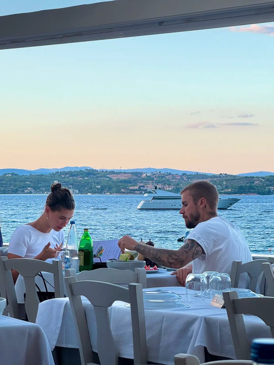 hbbrmidias's tweet photo. Hailey e Justin Bieber em um restaurante na ilha Spetses, Grécia. (25 de julho) https://t.co/s2Lhjb6hmD