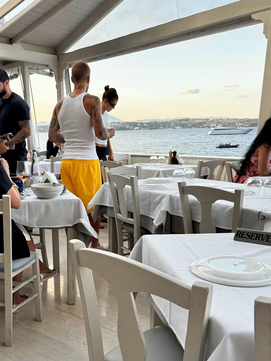 hbbrmidias's tweet photo. Hailey e Justin Bieber em um restaurante na ilha Spetses, Grécia. (25 de julho) https://t.co/s2Lhjb6hmD