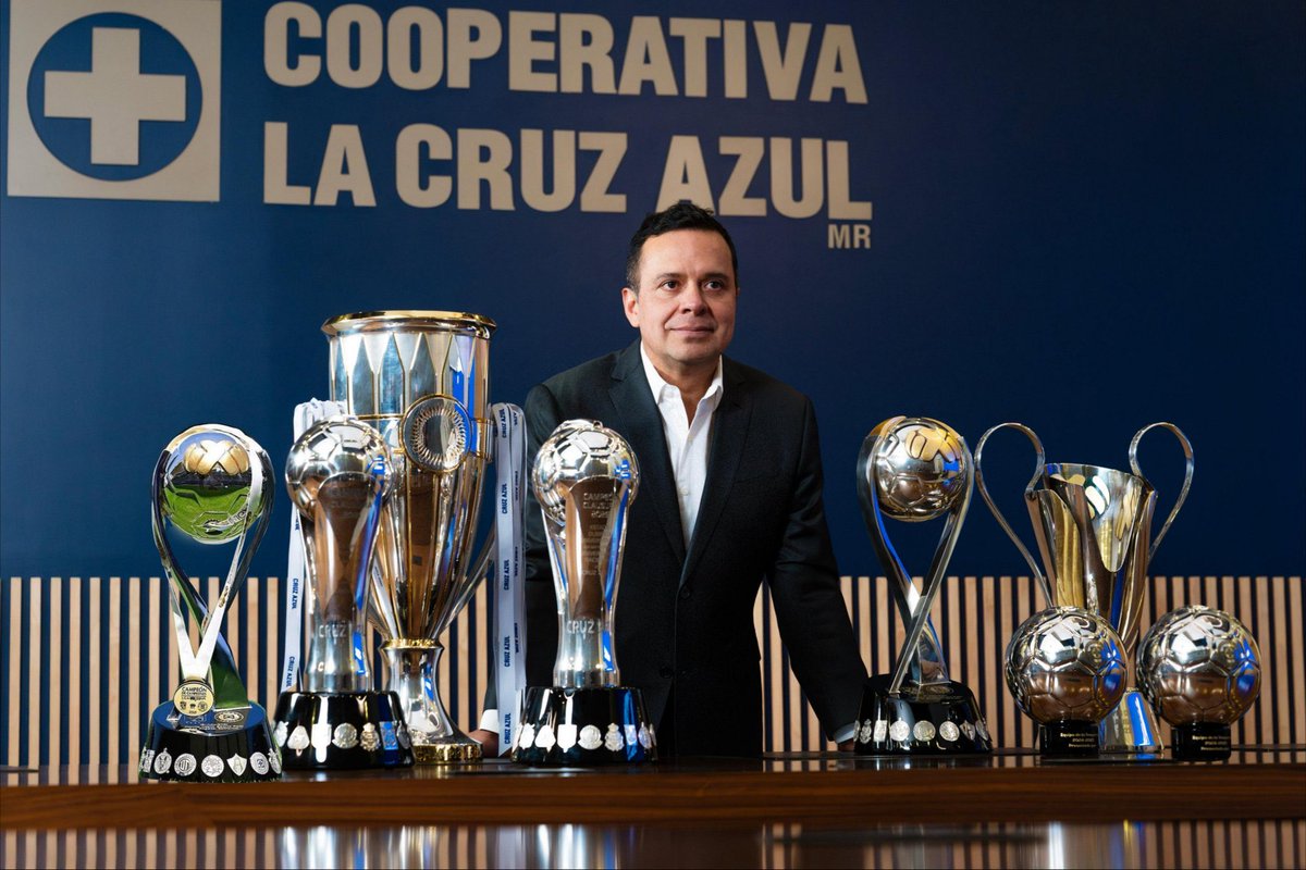 santiagoohdz_'s tweet photo. Por último, (o no?)

Víctor Velázquez ha superado las expectativas tras su llegada. Un presidente prácticamente inexperimentado en futbol, que sí, se equivocó pero aprendió y se encargó de poner a Cruz Azul en el lugar donde siempre debe estar.

7 títulos oficiales y dos veces mejor equipo de la temporada, finanzas cooperativa y el club estables, y sobre todo, entendió al aficionado y trabajó para darles un equipo a su altura.

Ejemplo de resiliencia y superación.