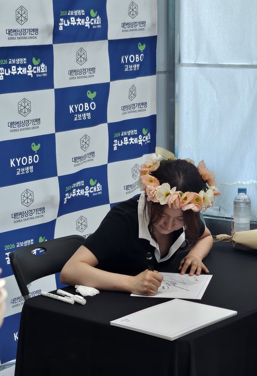 3Lutz3L00p's tweet photo. 260726 #김채연 선수 팬사인회

- 챌린저 시리즈 혹시 나가는 것 있냐고 물어봤는데 고민 중이래요 
- 올해 미뤘던 대학 입시 한다고 합니다 새내기 김채연 ㄱㅂㅈㄱ https://t.co/r9MIFr5HmO