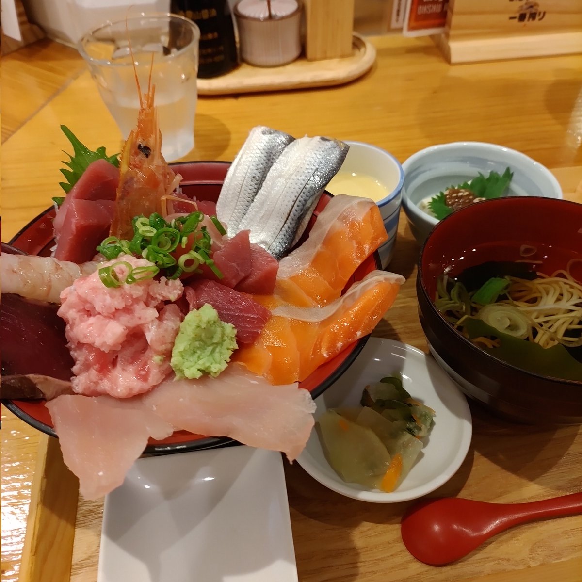 Gielle07's tweet photo. 24時間もいないで仙台を後にするので美味しいものでも食べないとやっとれん！
てなわけで海鮮どーーーん！！
ちゃんと厚みのあるお刺身に白石温麺までついて幸せ〜。
久しぶりに美味しい刺身を食べたよ。 https://t.co/At2d0HMT65