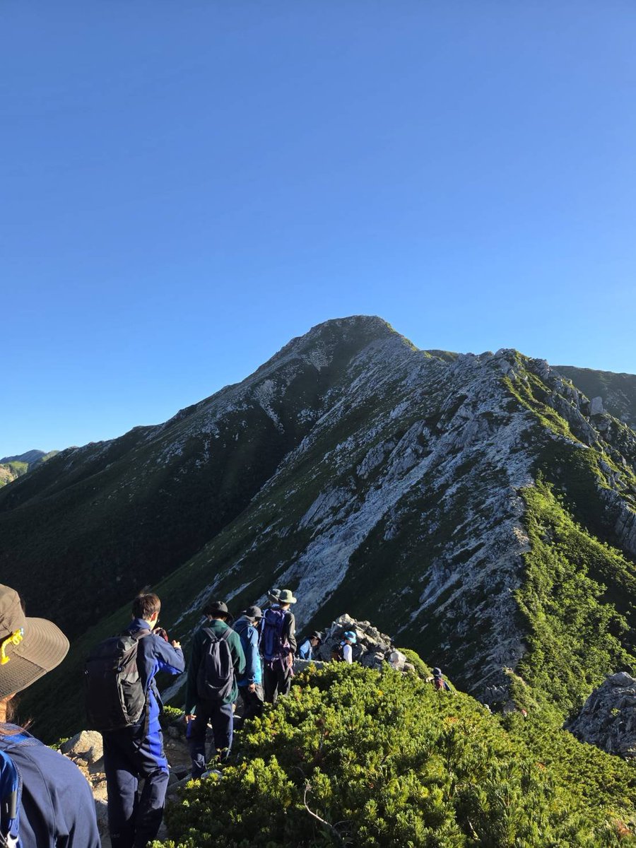 Moriyama_ac's tweet photo. 夏山合宿　3日目
蝶ヶ岳ヒュッテを出発し常念岳に登り、徳沢まで帰りました。
常念岳の山頂からは富士山も見ることができました！ https://t.co/sHYKp33HBB