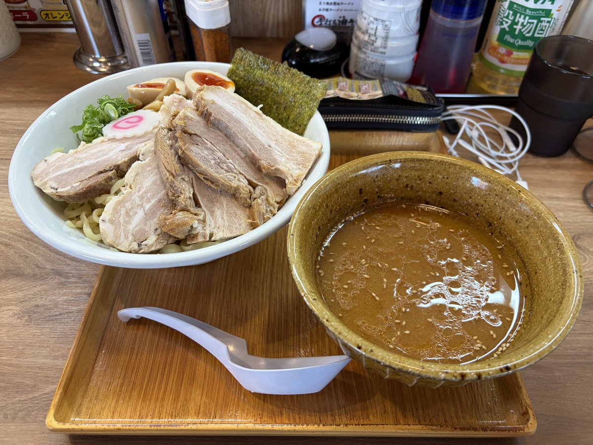heyhey1029's tweet photo. つけ麺と唐揚げ食べたんだけど想像の3倍くらい1個体がデカくてめちゃくちゃビビった(動揺して写真も忘れた)このラーメン屋って同系列で唐揚げ屋もやってるんだよなって改めて思った。これから少し散歩して夜は炭水化物抜きで適当に納豆とカツオの刺身あたりでヘルシーに晩酌するか。 https://t.co/iOfuZN0WZB