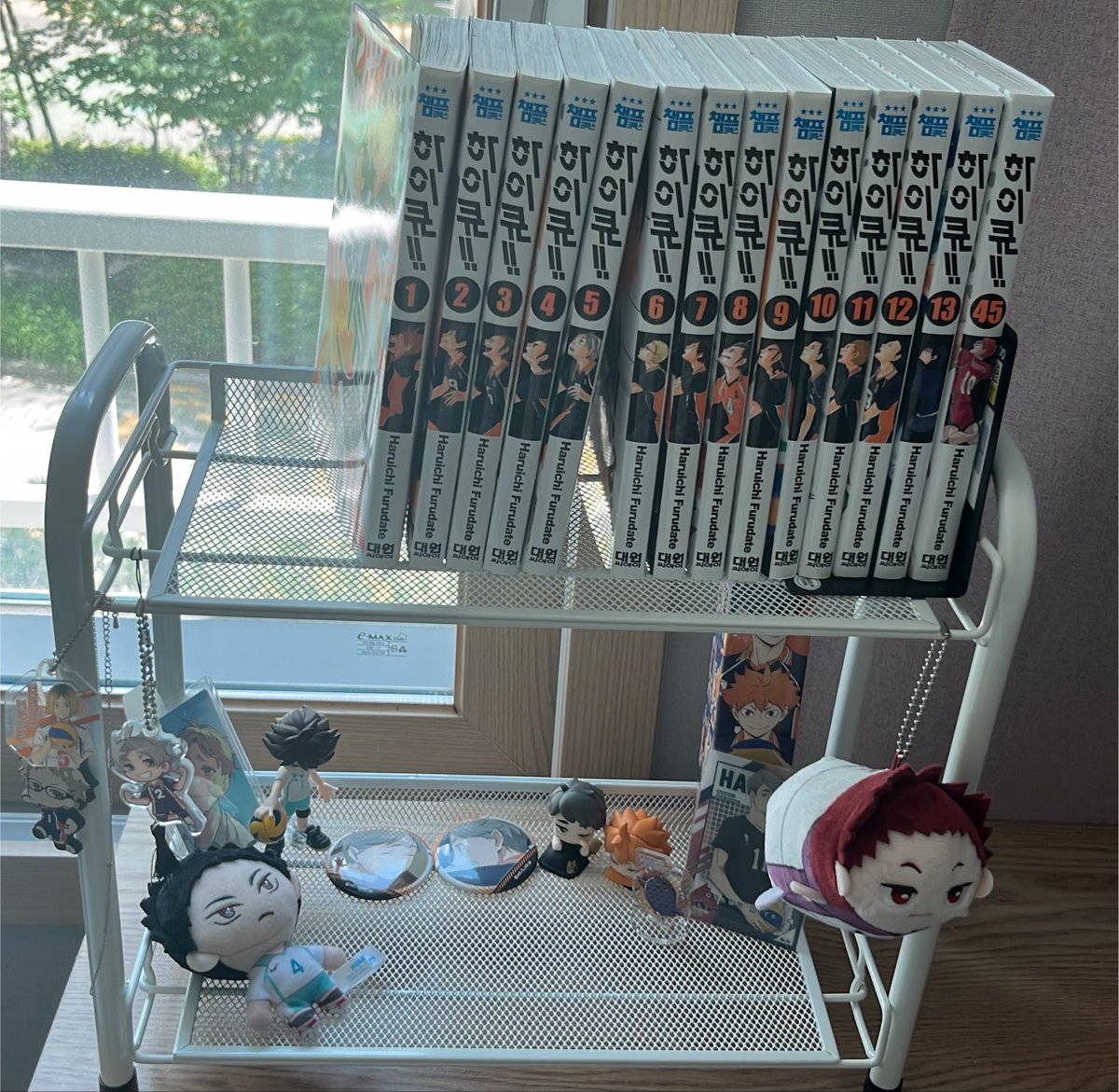 SKds2l's tweet photo. 얼마전에 주문한 미니 선반이 오늘 도착해서 굿즈존을 새로 정리했어요, 원래 따로따로 보관하던 만화책과 굿즈를 한눈에 볼 수 있게 되었어요! https://t.co/yAnOxDY1oi