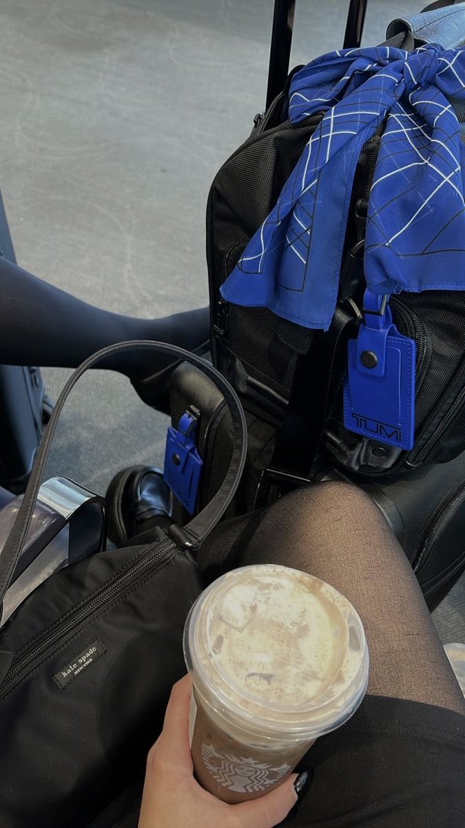 loverlorelei's tweet photo. flight delayed again, they should switch the crews already! https://t.co/7k2jjX1oI8