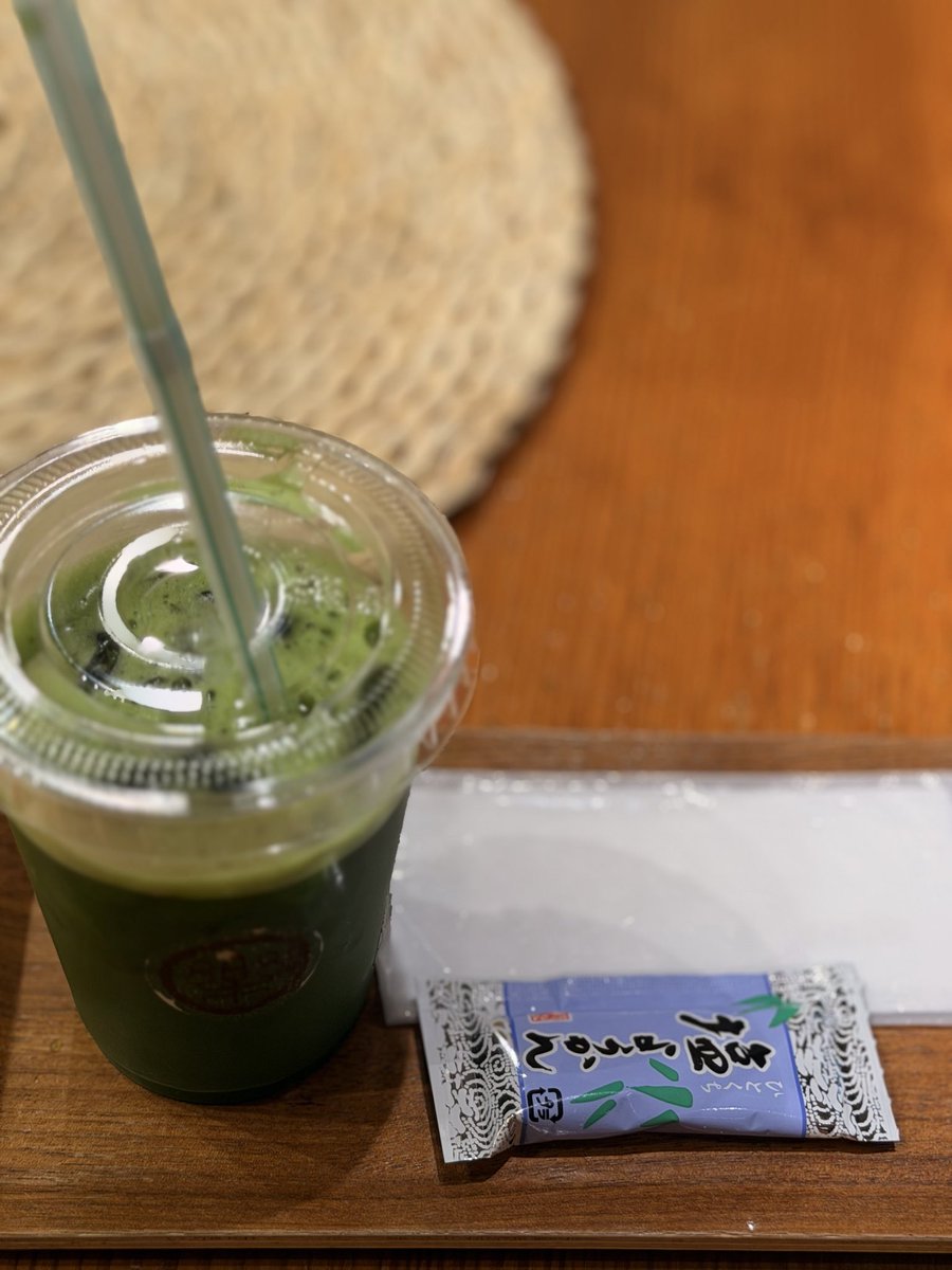 lufthana's tweet photo. 雨が降っても蒸し暑いので冷たい抹茶を楽山で飲んだ😁値上がりしてたけどお茶請けが付いてた！ https://t.co/I4lORDX9jx