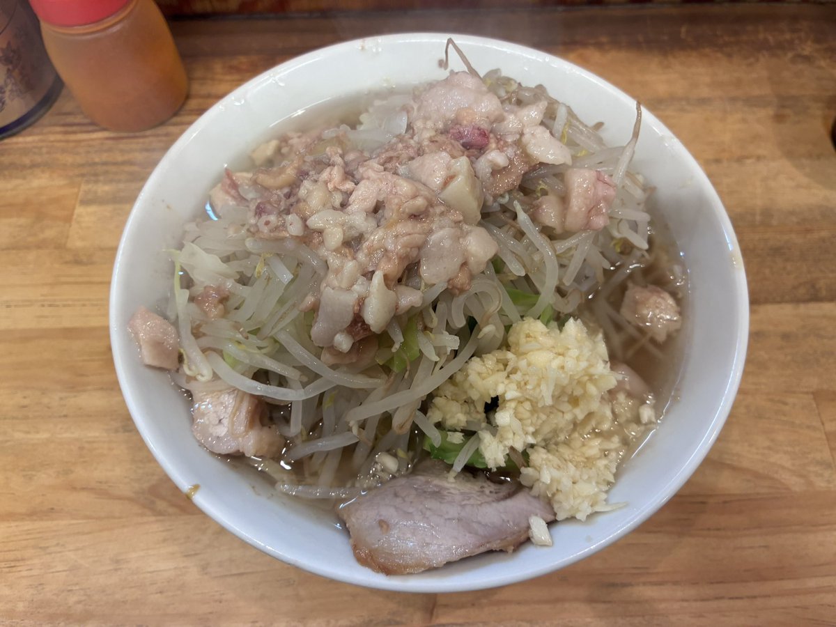 hiroshideath725's tweet photo. 群馬県は前橋市で

ラーメン二郎 前橋千代田町店

小豚

ニンニク
アブラ
ヤサイ

麺ちょい細めだし豚も薄切りなのね。

二郎なのに二郎じゃない感覚にちょっとなってしまったけど。

非乳化系でバランス良く美味しかったから即完食したけどもー。

そんな今年110杯目。 https://t.co/JLcSoaTLO6