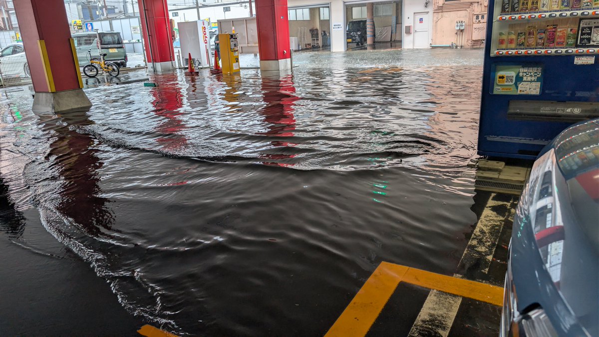 tsukika88's tweet photo. 新潟のアニメイト、足首まで水来てる😖😖 https://t.co/lx8wrLaI9i