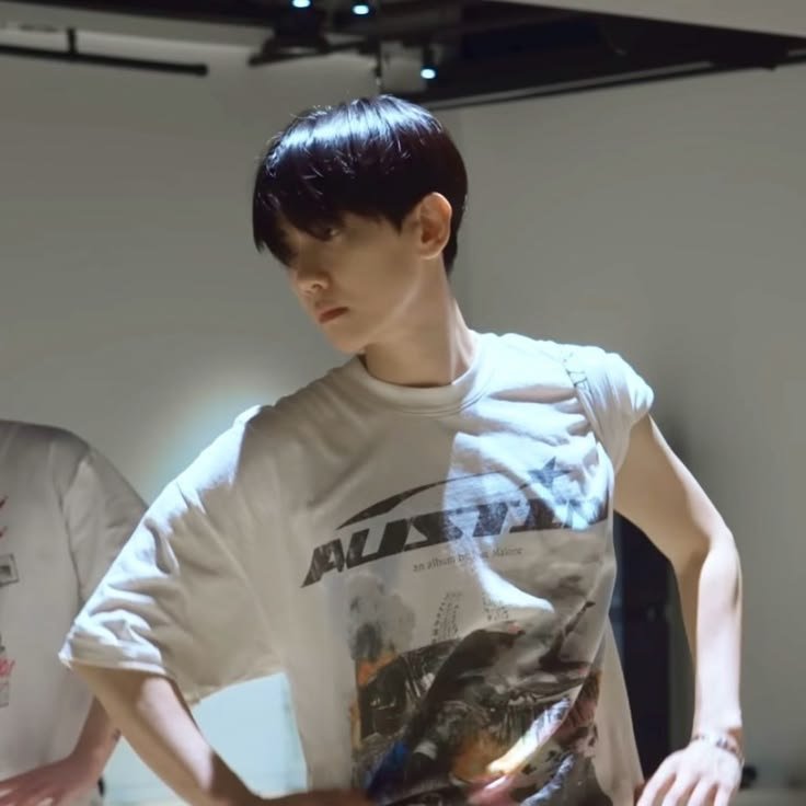 BOXIANx's tweet photo. starring at baekhyun veiny hands 👀 https://t.co/f921CW5WVe