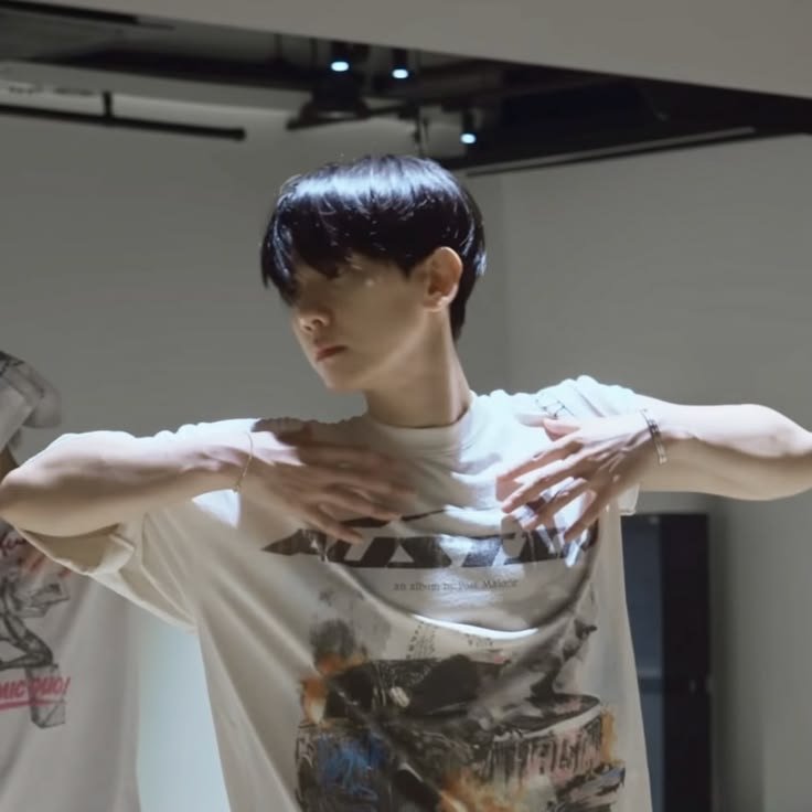 BOXIANx's tweet photo. starring at baekhyun veiny hands 👀 https://t.co/f921CW5WVe