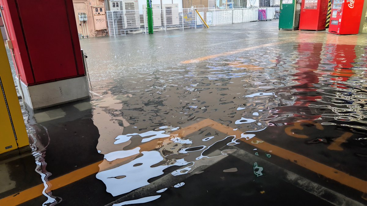 tsukika88's tweet photo. 新潟のアニメイト、足首まで水来てる😖😖 https://t.co/lx8wrLaI9i
