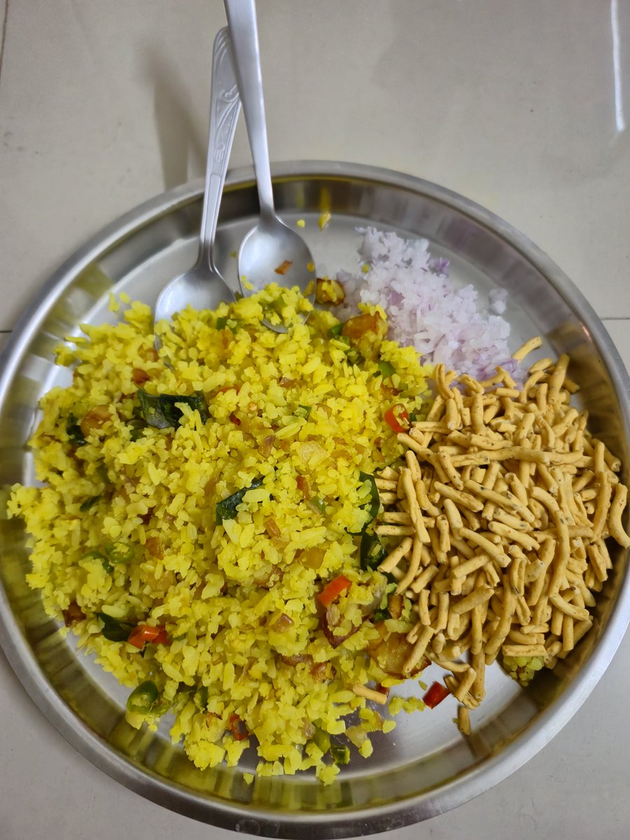 Herfooddelulu's tweet photo. Perfect start to #sunday 🧡
#Poha #Breakfast https://t.co/271ABLTDqo