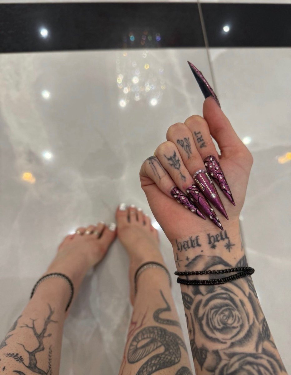 SendtoSilky's tweet photo. These nails don’t pay themselves you know🙄 https://t.co/68QIqndRAq