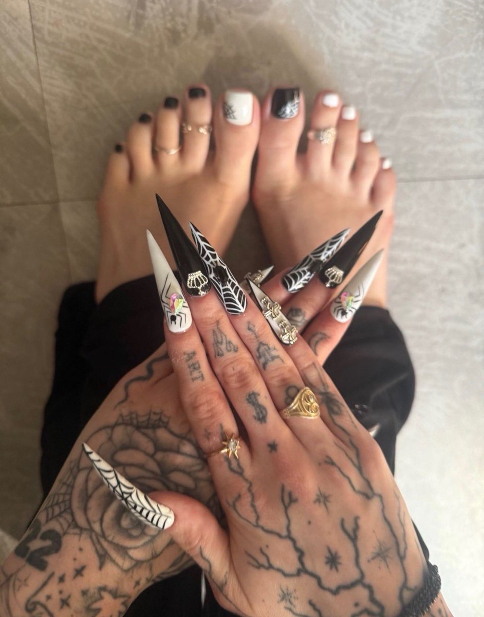 SendtoSilky's tweet photo. These nails don’t pay themselves you know🙄 https://t.co/68QIqndRAq