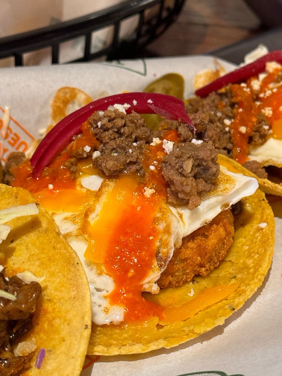 Fofo_34556's tweet photo. Late-night snack vibes  Crispy tacos with fresh cilantro and lime—perfect for wrapping up a busy day! https://t.co/r8kUBMqjoR