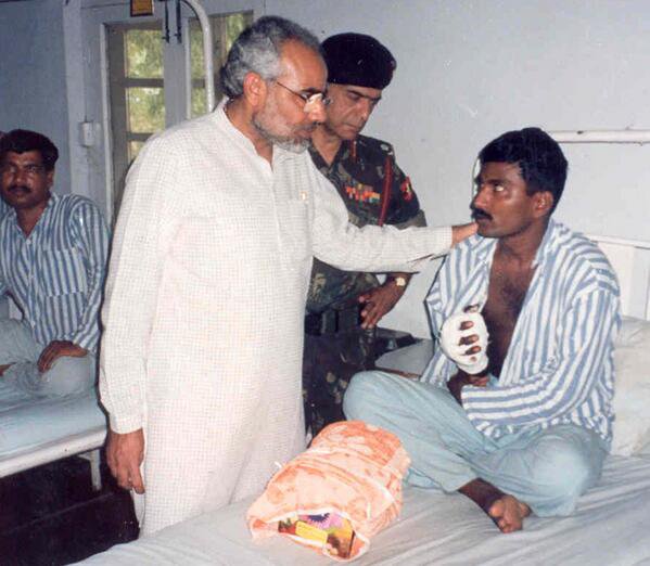 IndiaHistorypic's tweet photo. 1999 ::  Narendra Modi Meeting Army Soldiers During Kargil War https://t.co/ako9LJP3Zf