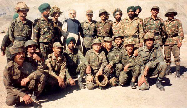 IndiaHistorypic's tweet photo. 1999 ::  Narendra Modi Meeting Army Soldiers During Kargil War https://t.co/ako9LJP3Zf