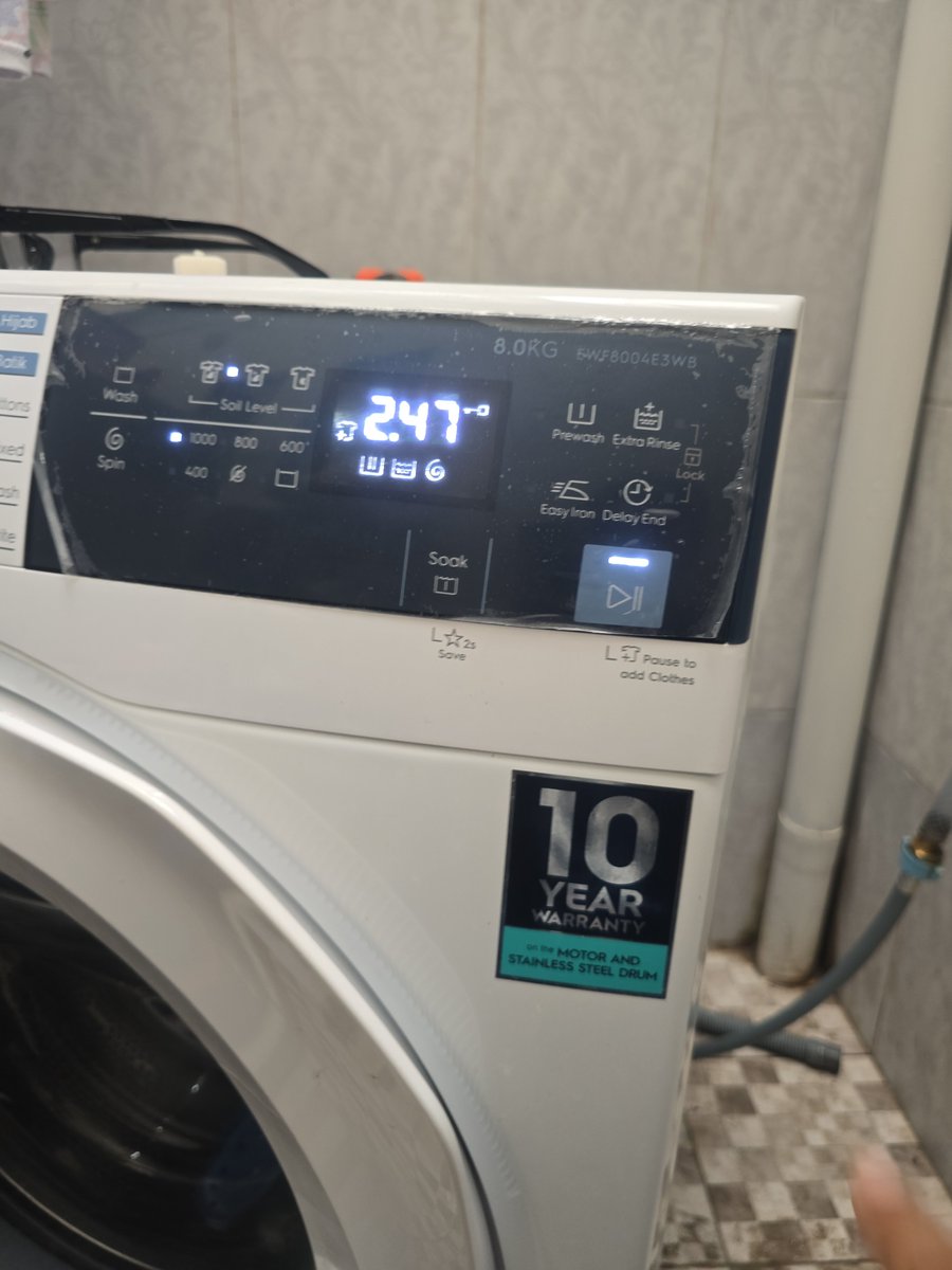 ariafahmi's tweet photo. Berhasil memperbaiki mesin cuci yang error (valve intake/inlet) dengan bantuan chatgpt. Suatu kemudahan buat kita, tetapi ancaman bagi tukang servis mesin cuci. Bukti nyata AI menggantikan tenaga kerja manusia. AI is scary.. #AI https://t.co/0XxlQNKzCb