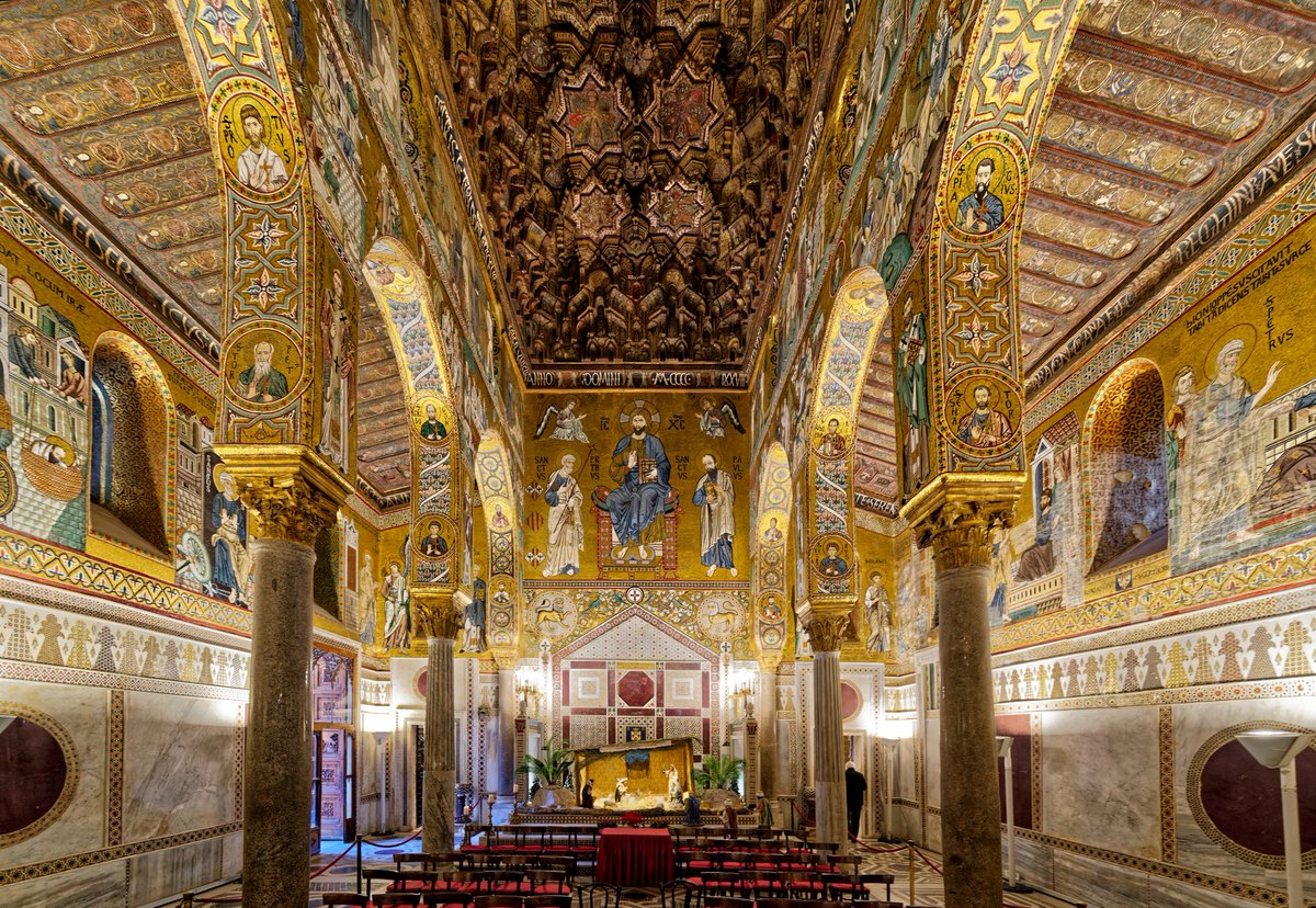 JesuslopezGil00's tweet photo. La Capilla Palatina es una impresionante obra maestra del arte siciliano-normando con su impresionante techo de madera tallada con muqarnas (estilo islámico) y los deslumbrantes mosaicos bizantinos en oro, donde domina la imponente figura del Cristo Pantocrátor en el ábside. https://t.co/wCVqOXucky
