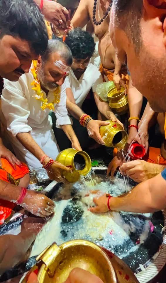 agharr27's tweet photo. @nishikant_dubey श्रद्धालुओं की सुविधा तो एक दम नगण्य के बराबर है,लेकिन यहां के सांसद महोदय के लिए सारी मूलभूत सुविधाएं और विशेष सुविधा उपलब्ध है कल तो हम साक्षात् देखे कैसे आपका काफिला फॉरच्यूनर खुद ड्राइव करते हुए मंदिर द्वार में प्रवेश किया और सारे श्रद्धालु का लाइन बंद हुआ फिर आपकी विशेष पूजा https://t.co/BiK09MZveg