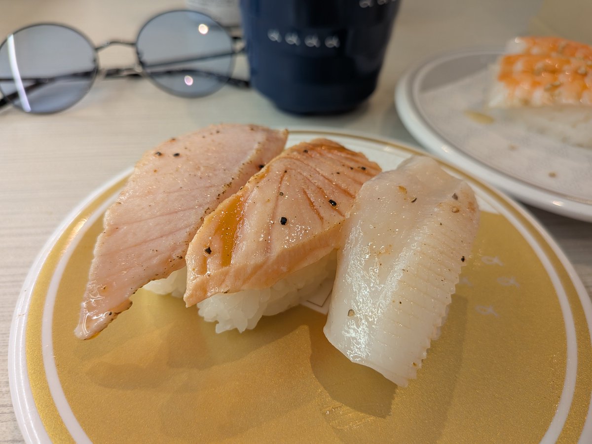 yukopon6's tweet photo. 回転寿司において私の正義は“炙り”
もしくは“海苔巻”です https://t.co/iEaUSX7BtF
