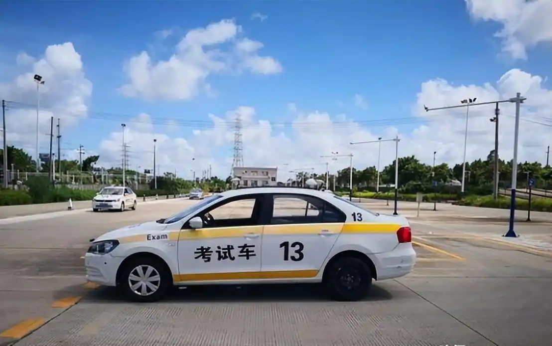 simonritchie96's tweet photo. Just passed my driving test! Nailed the parallel parking and didn’t panic at the 4-way intersection. Huge win after 10 weeks of sweaty practice https://t.co/jfs3RUpBvz