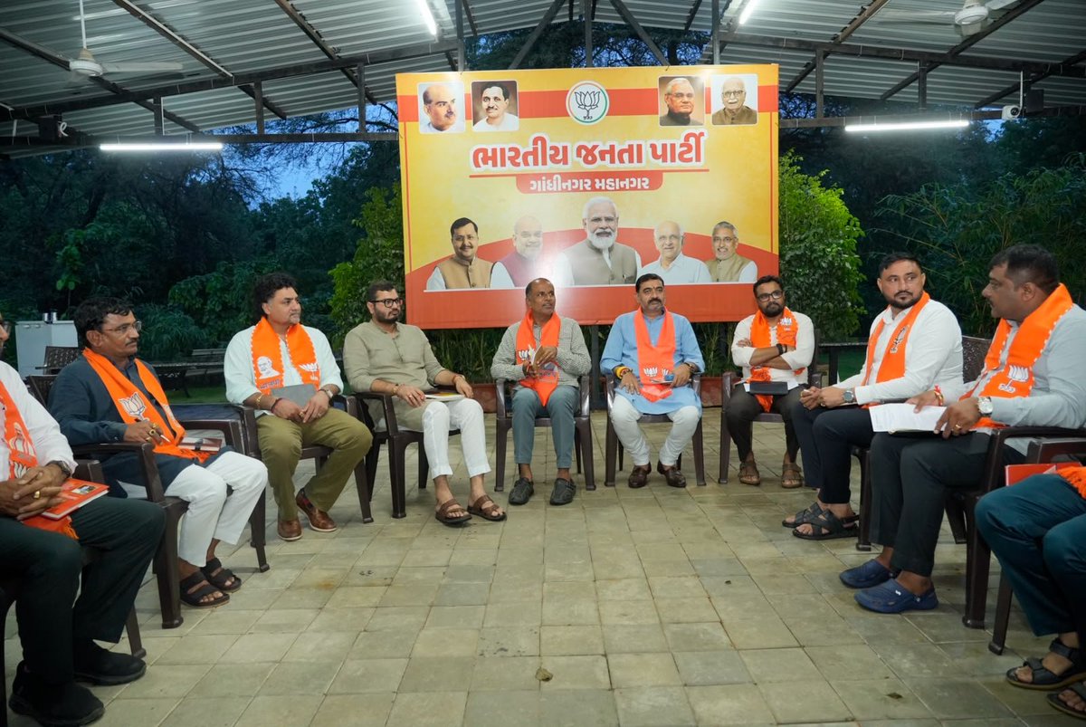 Ashishdavebjp's tweet photo. ગતરોજ ગાંધીનગર મહાનગર કાર્યાલય ખાતે પ્રદેશ ઉપાધ્યક્ષ શ્રી @GautamtGediya જીની વિશેષ ઉપસ્થિતિમાં સંત શિરોમણી શ્રી ગુરુ રવિદાસ મહારાજની ૬૫૦મી જયંતી વર્ષ નિમિત્તે આયોજિત થનાર “સમરસતા સંકલ્પ અભિયાન” અંતર્ગત સંગઠનાત્મક બેઠક યોજાઈ. https://t.co/n4oT7f2PfI
