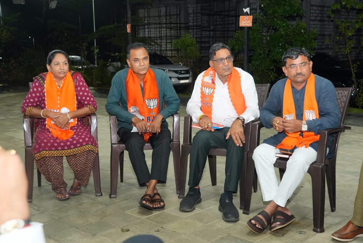 Ashishdavebjp's tweet photo. ગતરોજ ગાંધીનગર મહાનગર કાર્યાલય ખાતે પ્રદેશ ઉપાધ્યક્ષ શ્રી @GautamtGediya જીની વિશેષ ઉપસ્થિતિમાં સંત શિરોમણી શ્રી ગુરુ રવિદાસ મહારાજની ૬૫૦મી જયંતી વર્ષ નિમિત્તે આયોજિત થનાર “સમરસતા સંકલ્પ અભિયાન” અંતર્ગત સંગઠનાત્મક બેઠક યોજાઈ. https://t.co/n4oT7f2PfI