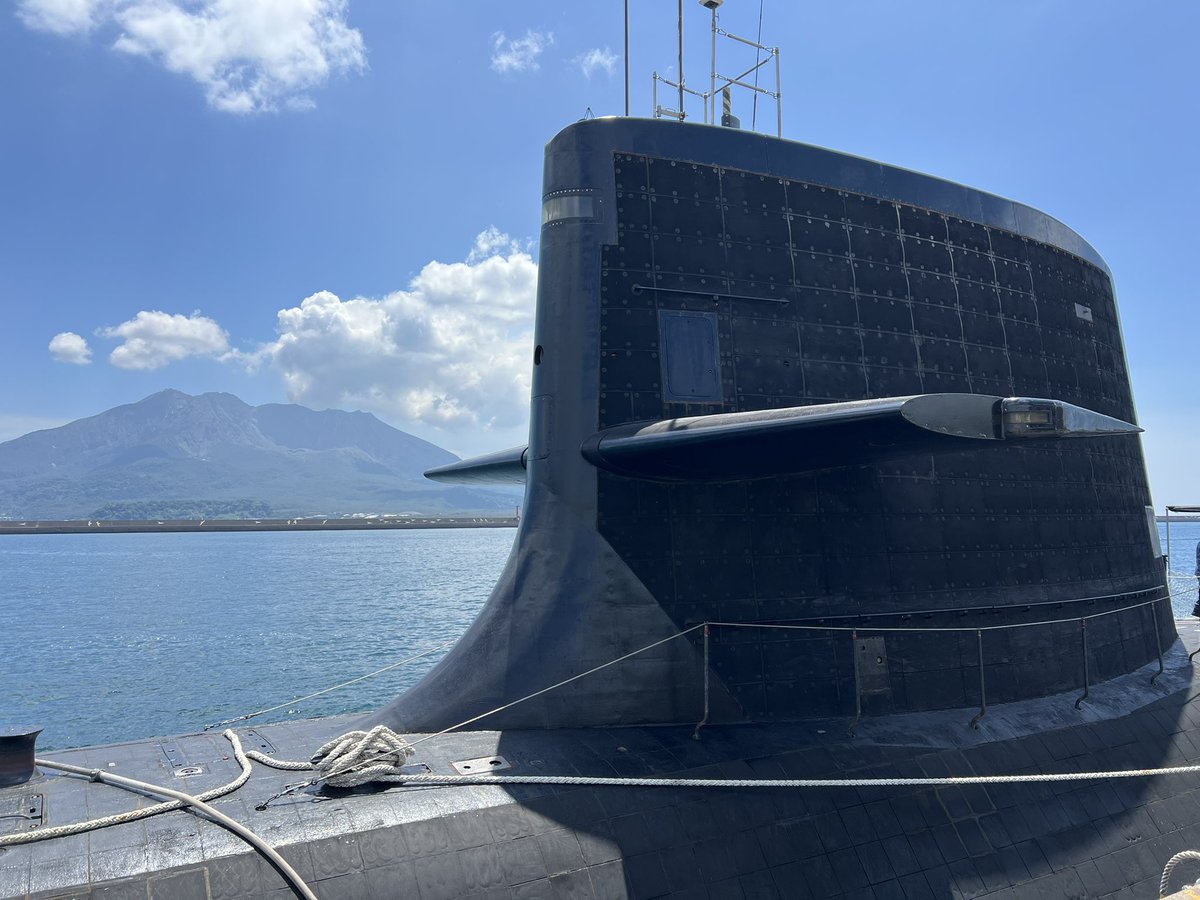 TSUBAME101's tweet photo. このHOTの中、鹿児島本港はもっと暑い自衛隊みなと祭開催中‼️
今日は、潜水艦はくりゅうをじっくり❓見学😎

#鹿児島自衛隊地本協力本部
#護衛艦はまぎり
#潜水艦はくりゅう
#自衛隊みなと祭り https://t.co/t662wcmPUx