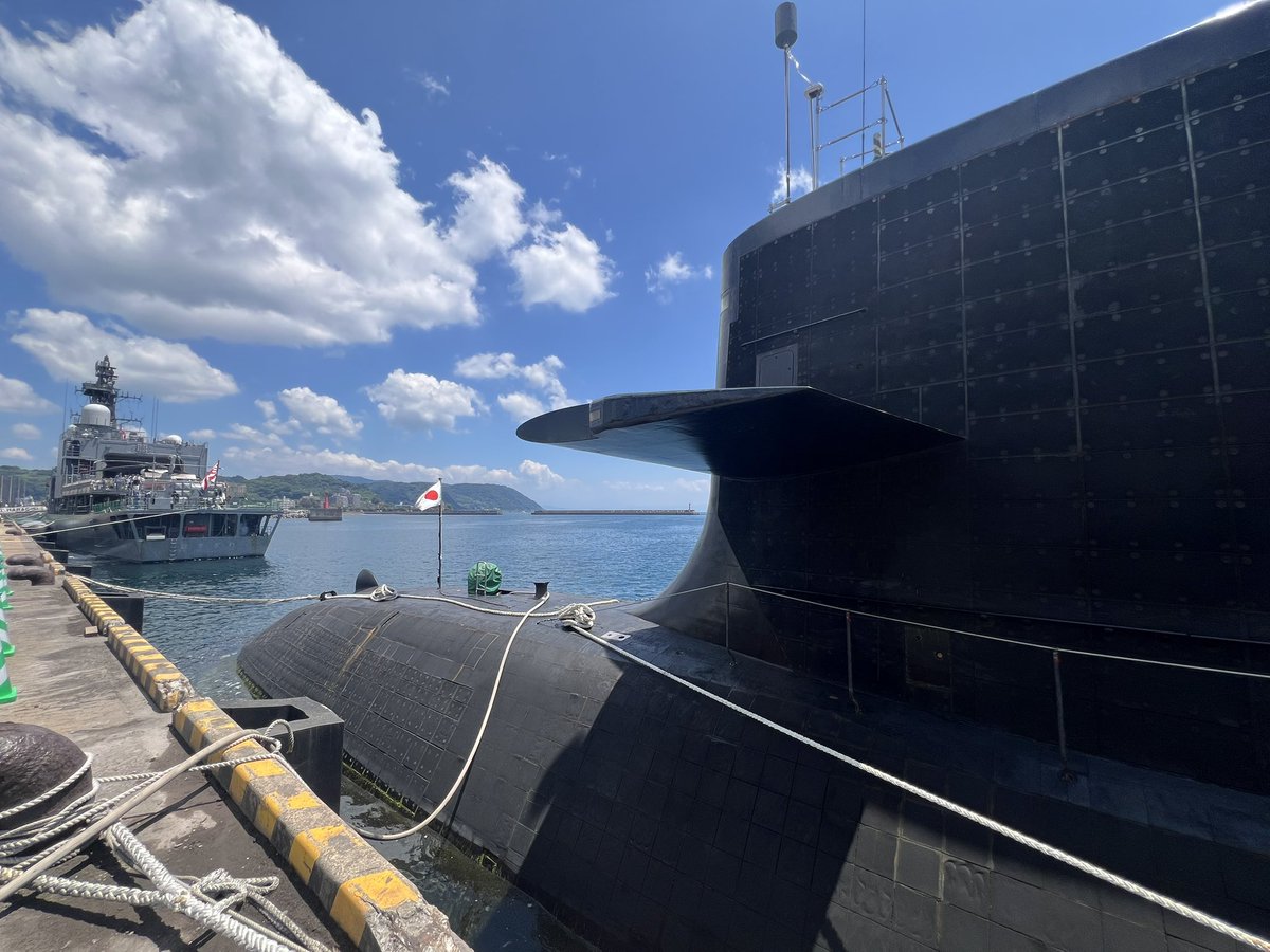 TSUBAME101's tweet photo. このHOTの中、鹿児島本港はもっと暑い自衛隊みなと祭開催中‼️
今日は、潜水艦はくりゅうをじっくり❓見学😎

#鹿児島自衛隊地本協力本部
#護衛艦はまぎり
#潜水艦はくりゅう
#自衛隊みなと祭り https://t.co/t662wcmPUx