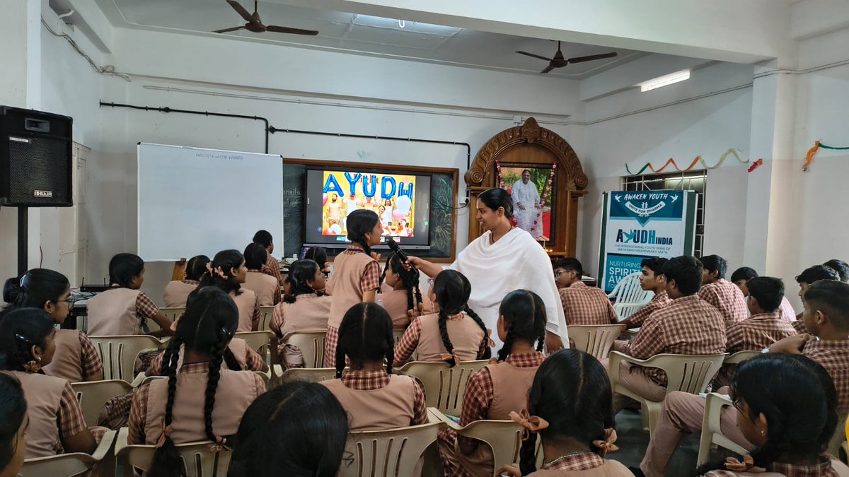 ayudh_india's tweet photo. The most meaningful measure of inspiration is the willingness to serve.

The enthusiasm of students at Amrita Vidyalayam, Ettimadai to join AYUDH as volunteers reflected the impact of Amma's message of selfless love and compassionate action.

#AYUDH #Ettimadai #YouthForService https://t.co/HhVHuhayAP
