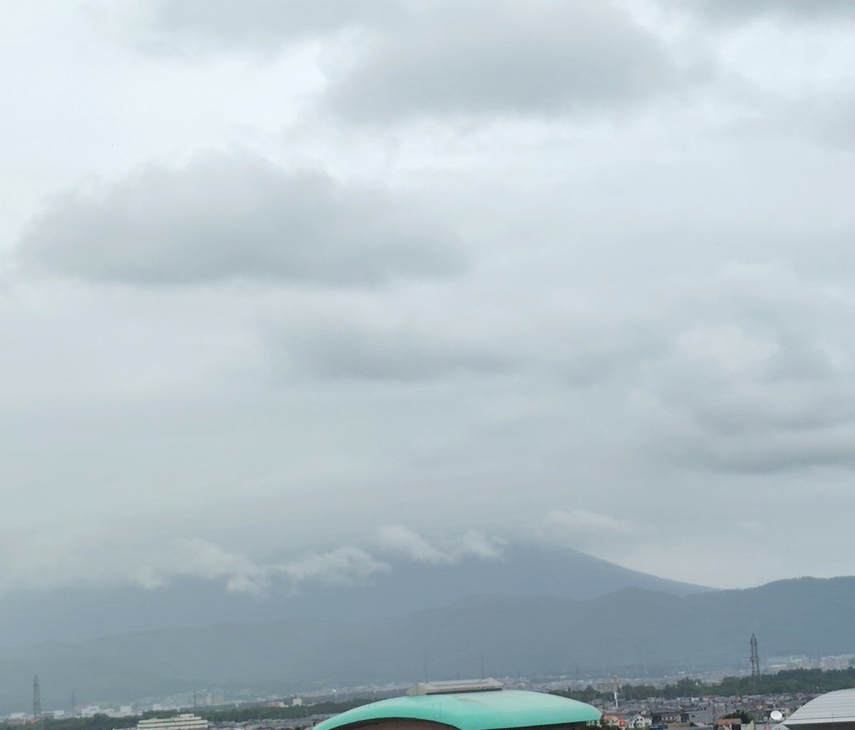 natubaba1111's tweet photo. 今日も昨日に続き、雨が降ったり止んだりの涼しめの盛岡です☁
オーブンレンジを買い替えたので、いろいろ片付けてました。次は冷蔵庫かな。 https://t.co/xC3SgbpH9G