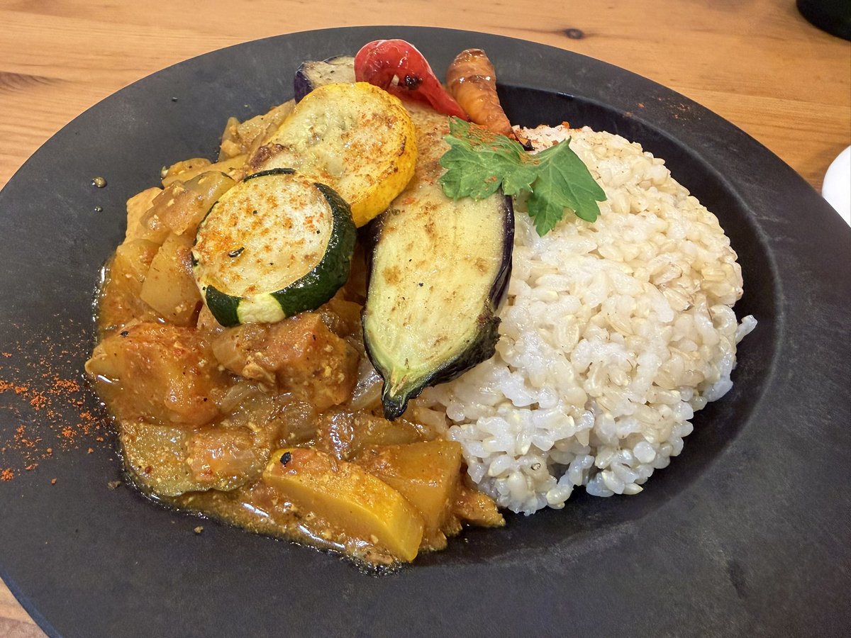 issei77's tweet photo. @BearsCafeForest 今日はベアーズカフェで、カレーと豪華ヘルシーな副菜で、栄養チャージ🍛🍆🌽 https://t.co/V4v4U9TG8j