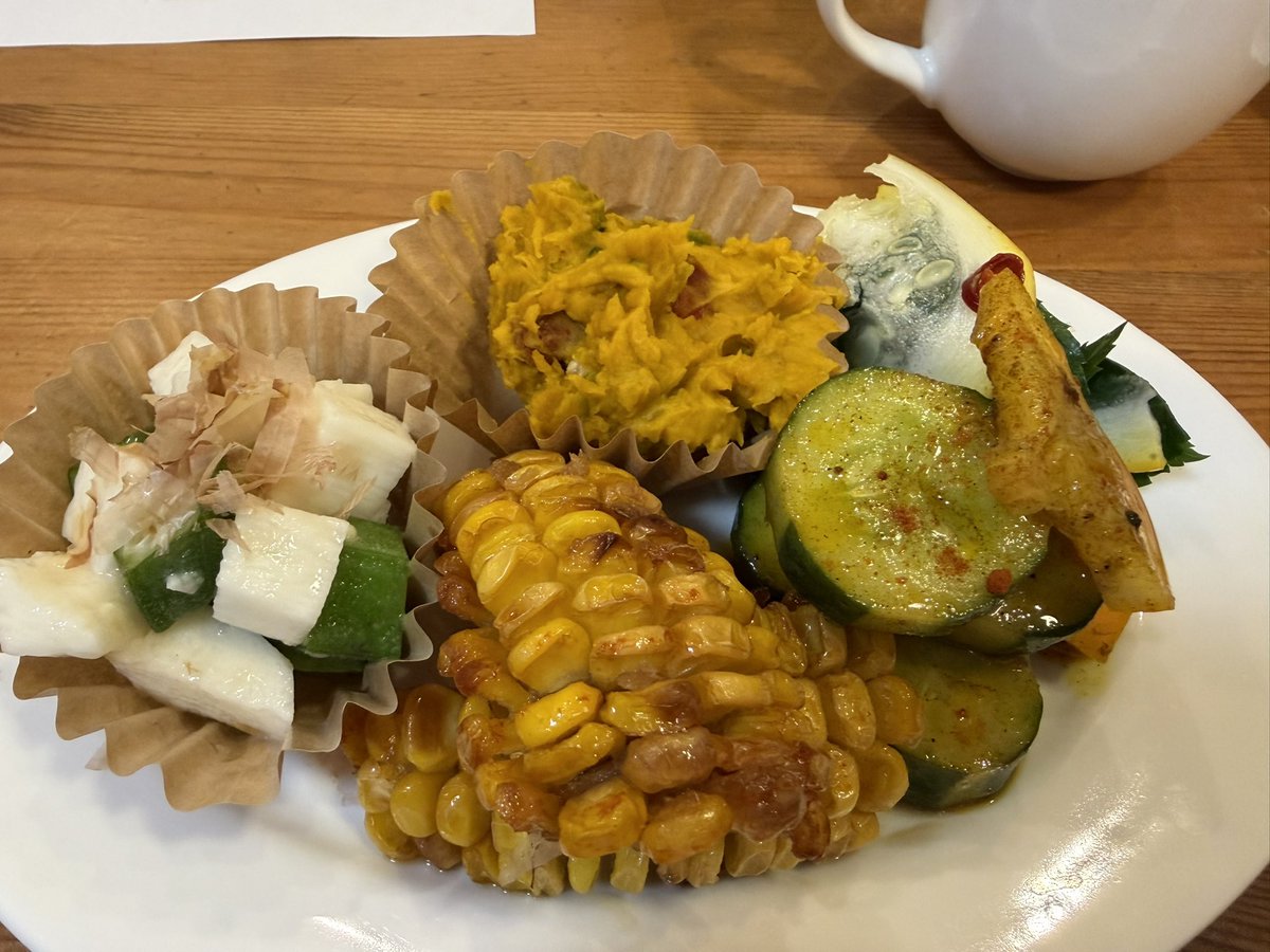 issei77's tweet photo. @BearsCafeForest 今日はベアーズカフェで、カレーと豪華ヘルシーな副菜で、栄養チャージ🍛🍆🌽 https://t.co/V4v4U9TG8j