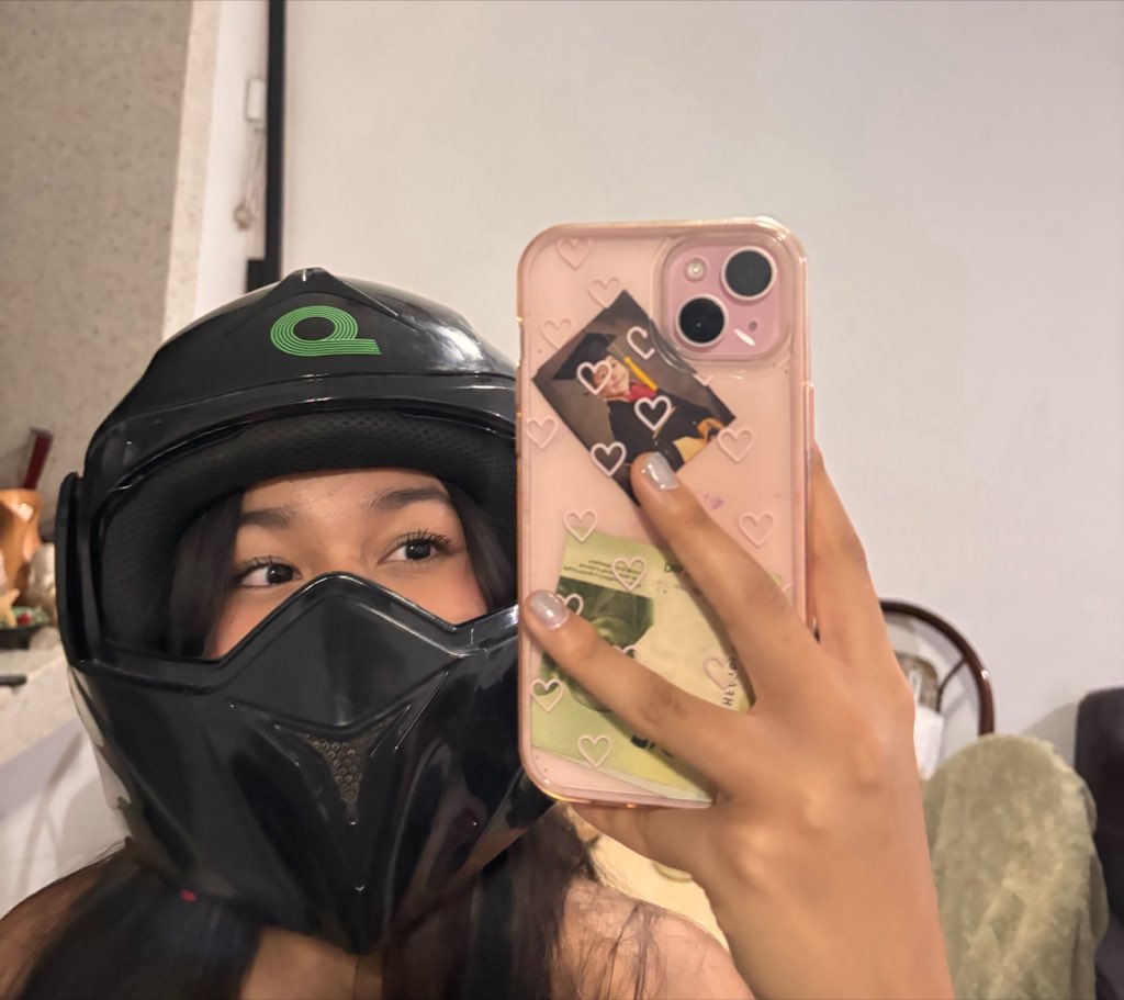 YareexAri30's tweet photo. Vente Roro, ya conseguí un casco igual al tuyo 🫰🏿 https://t.co/mNnjLTpxok