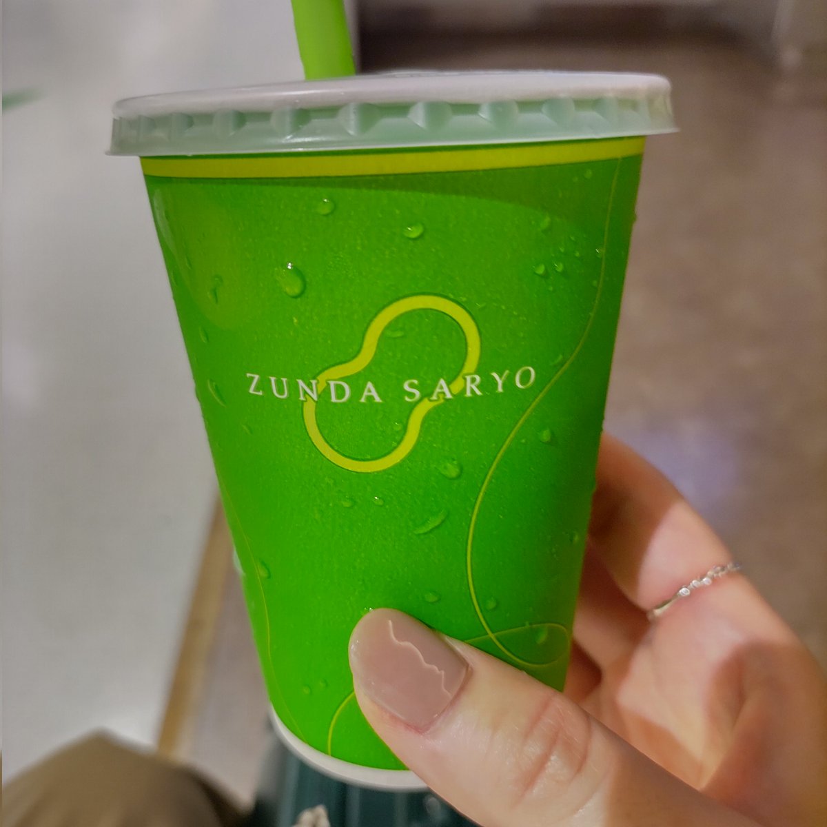 Gielle07's tweet photo. 締めはやっぱりずんだシェイク。
新幹線中央口のお店はすごい行列だけど、2階に降りて東口に抜けるとこのエスパル東館なら並ばず買えるのでオススメ。新幹線口から徒歩２分てとこかな。
さあ、帰りますよー。
#仙台 #仙台グルメ https://t.co/HtyZGFmJ9A