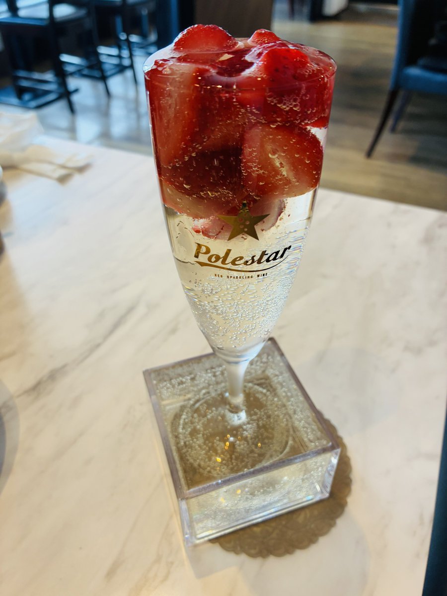 skymjm's tweet photo. @meatcheeseforne 日本酒みたいになみなみに注がれたシャンパン🥂🍓
これも美味しかった🥹 https://t.co/nU0Q64uPR1