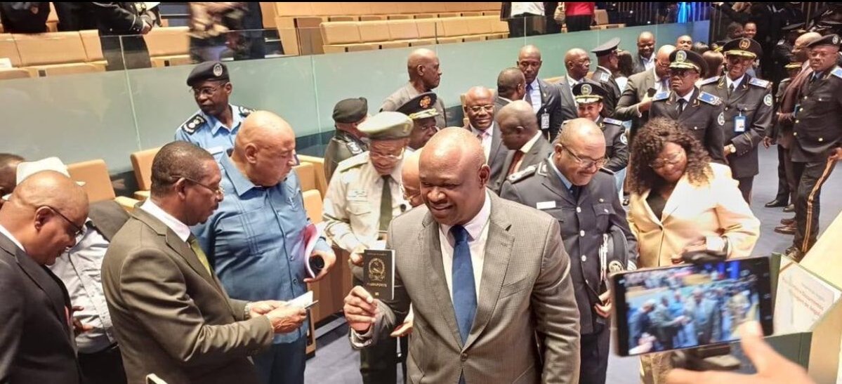 MariaClaraw4w's tweet photo. O MININT aproxima os serviços dos cidadãos na FILDA 2026, com emissão de passaportes eletrónicos e cartas de condução. 🇦🇴 #Angola #MININT #FILDA2026 https://t.co/YbqVFXAkAz