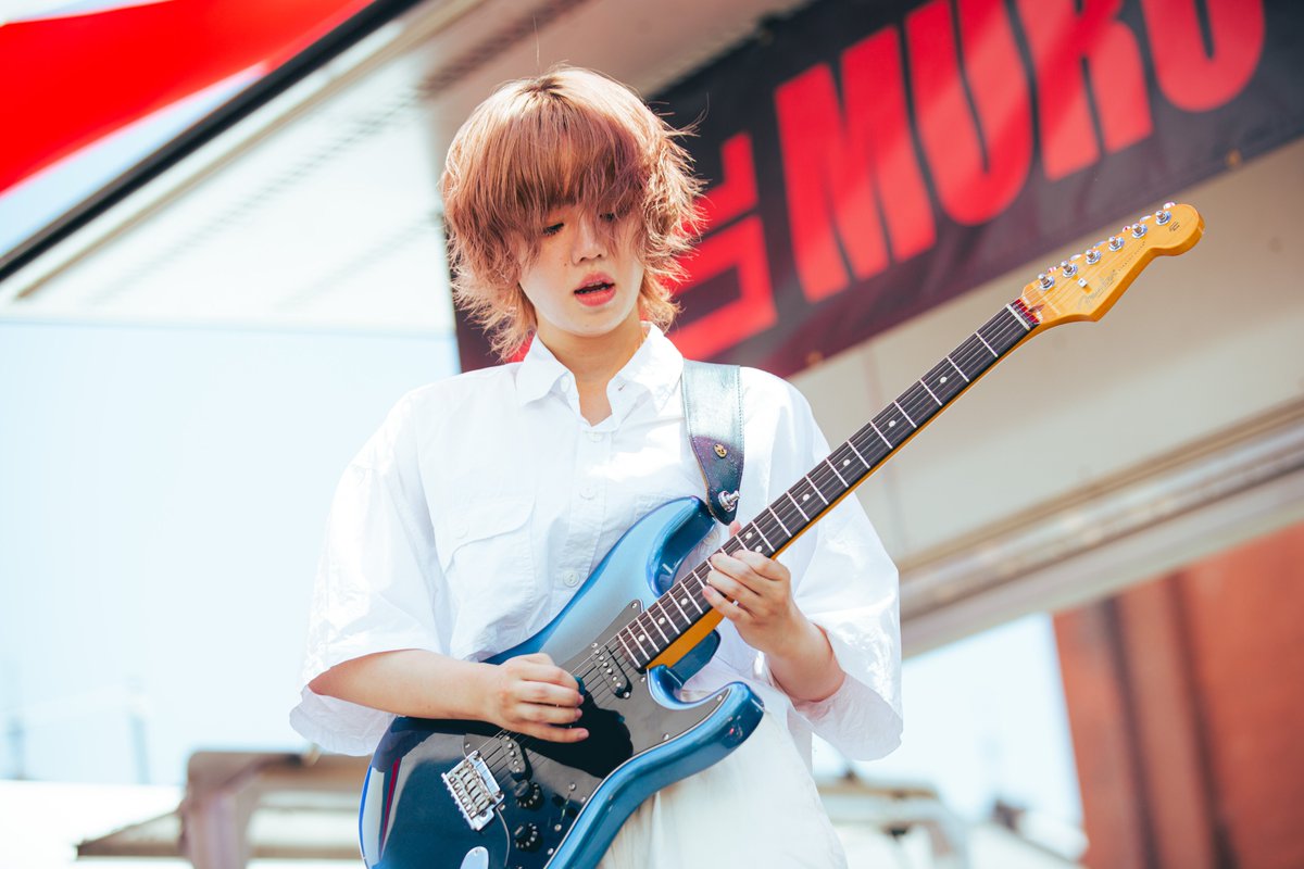 murofes's tweet photo. ★ムロ赤レンガ/ちゃくら

【 #ムロフェス2026レポ 】
｢ムロフェス3年目にしてやっと赤レンガに立てました─」と日に照らされながら放った言葉にはどこか自信があるように見えた
等身大の今を生きる、まるで駄目だった女子高生バンドマン"ちゃくら"の逆襲撃がいま始まる！

pic X：@ptm__7
#murofes https://t.co/LejPIYoMyD