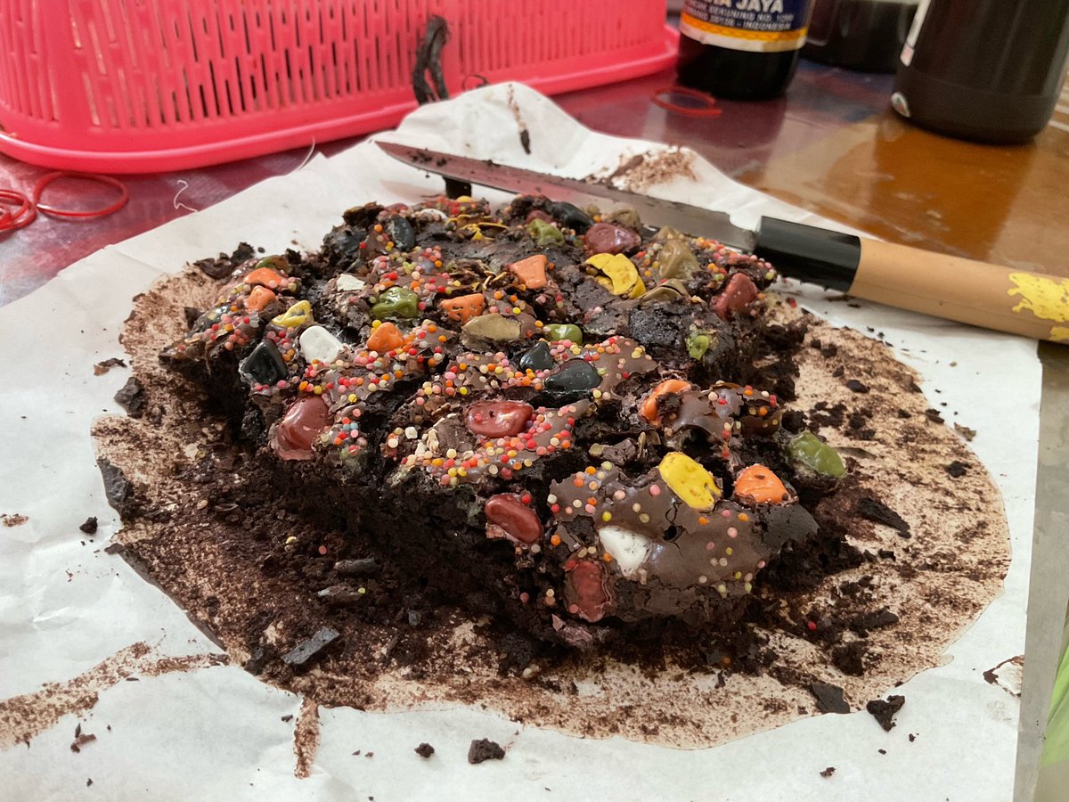 naemonroll's tweet photo. pov lu bikin brownies tapi ada orang dirumah (baru keluar oven udah dicomott) https://t.co/y9P1wEq85g